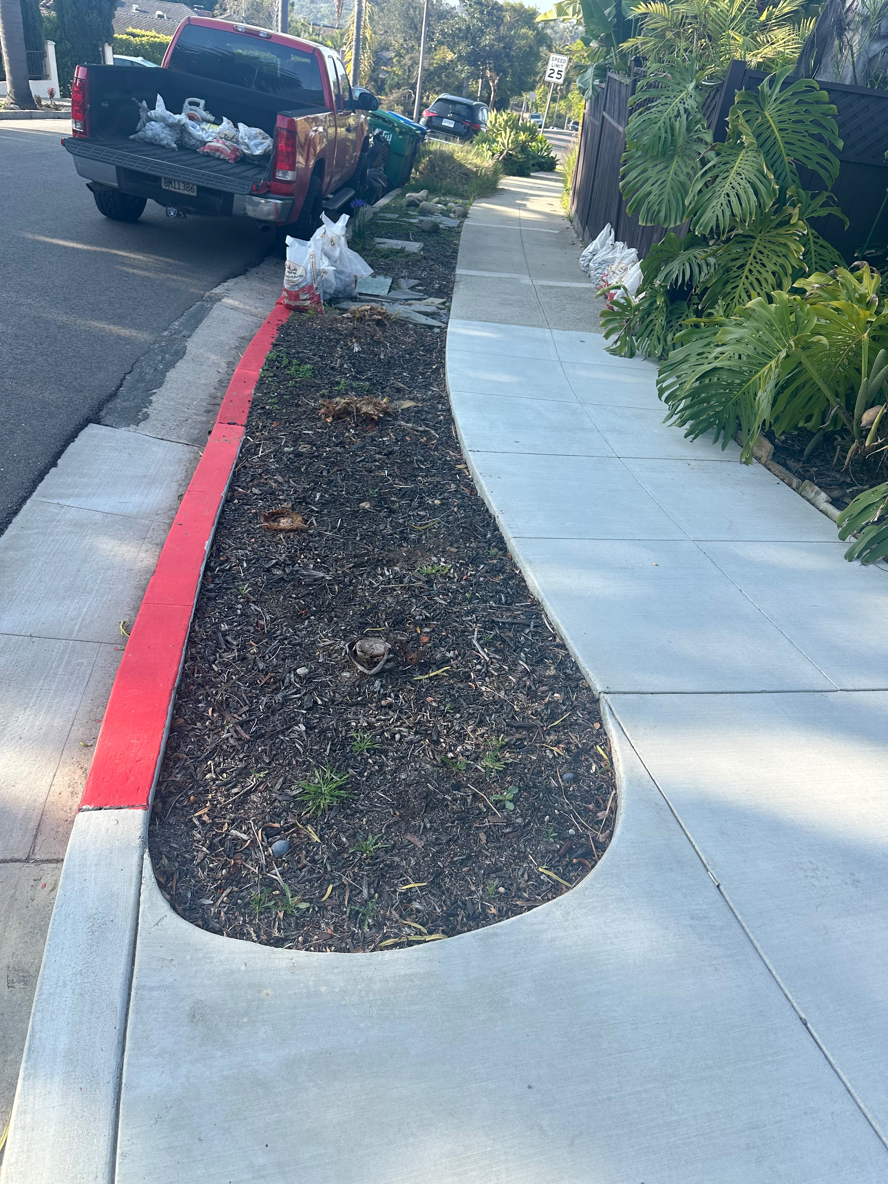 Jardinera con mulch, terminada